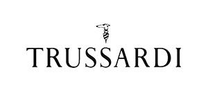 Trussardi集团起源于1911年由Dante Trussardi 先生在意大利贝加莫省（Bergamo）创立的手套工厂。成立不久便凭借其精工细作的制皮工艺，闻名国际，并成为英国皇家御用手套供应商。60年代，其产品线由皮质手套拓展至高级时装及配饰等领域。